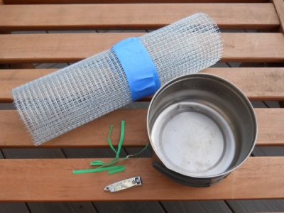 Materials needed for a DIY pot support: hardware cloth, flexible wire, nail clipper and cooking pot