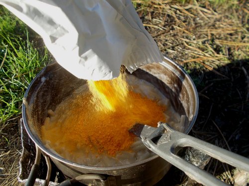 Add cheese powder to the cooked noodles